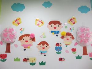 壁面飾りのある室内  