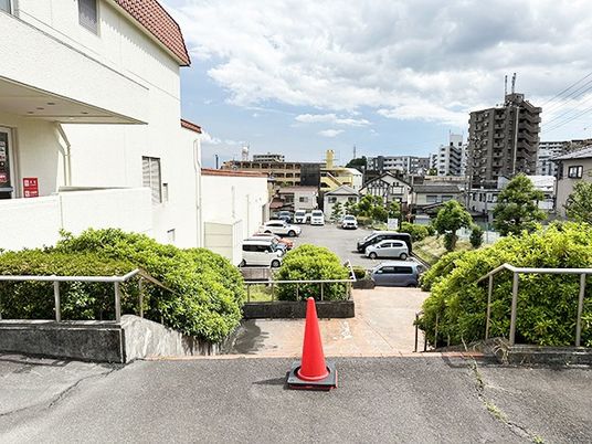 建物前の駐車場  