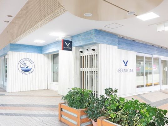 明るい受付外観  