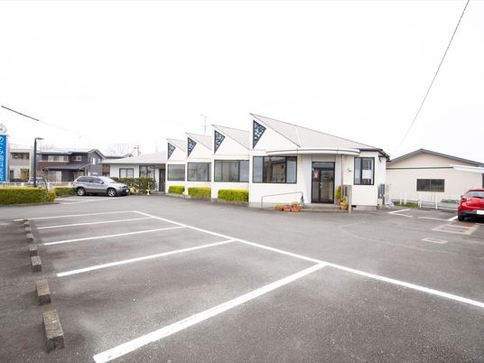 駐車場と建物外観  