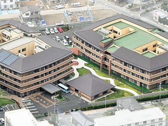 緑に囲まれた建物外観  