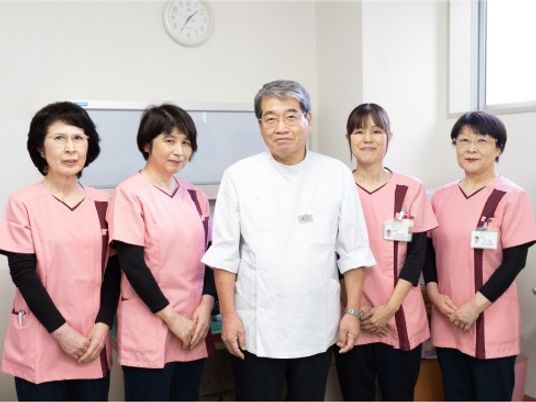 スタッフ集合の室内  