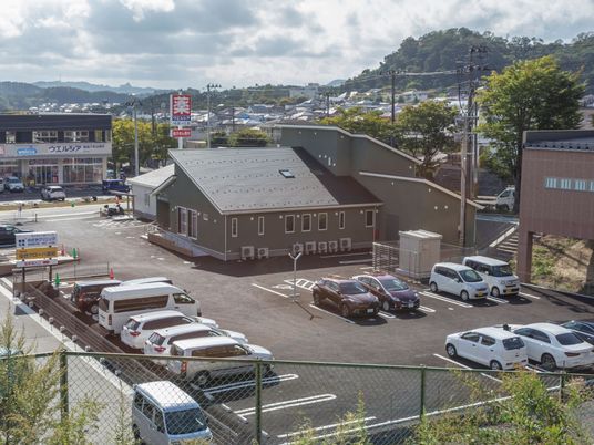 駐車場付きの建物外観  