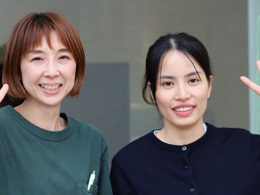 笑顔の職員2人  