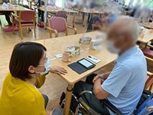 和やかな対話の場面