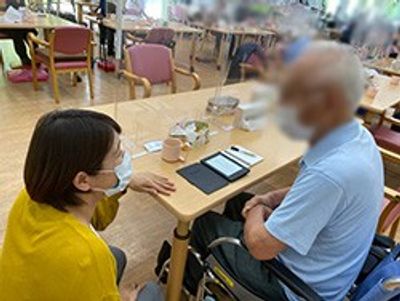 和やかな対話の場面