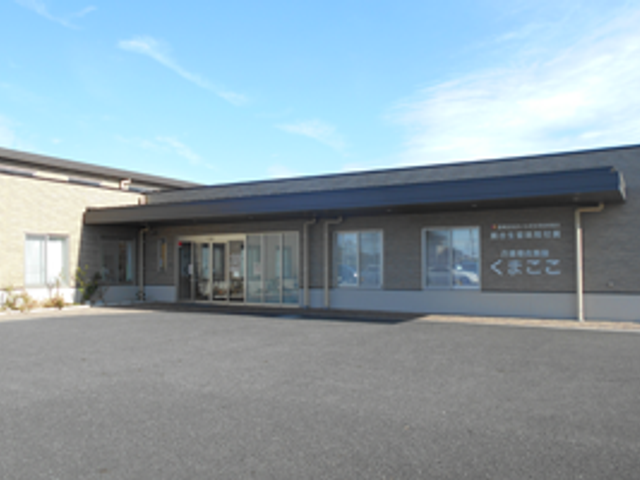 広々とした建物外観 外観 明るい空の下にある広々とした建物です。日当たりの良さが魅力的です。
