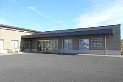 広々とした建物外観