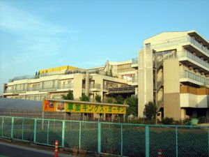 緑に囲まれた建物外観