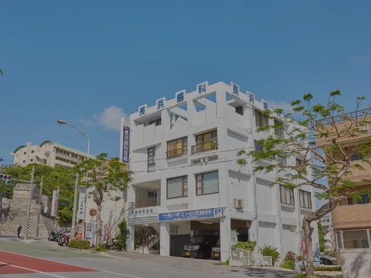 白い建物の外観  