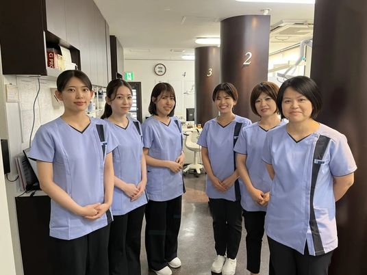 笑顔のスタッフが並ぶラウンジ  