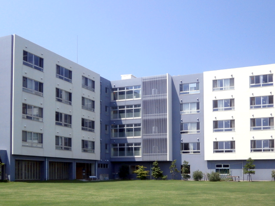 外観の建物と芝生  