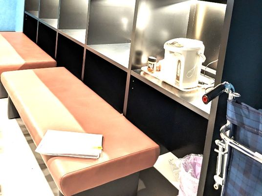 休憩用ベンチのある部屋  