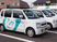 送迎車が並ぶ駐車場  
