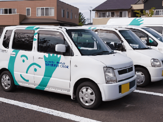 送迎車が並ぶ駐車場  