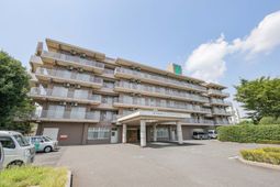 広々とした建物外観