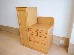 木製の家具が並ぶ居室