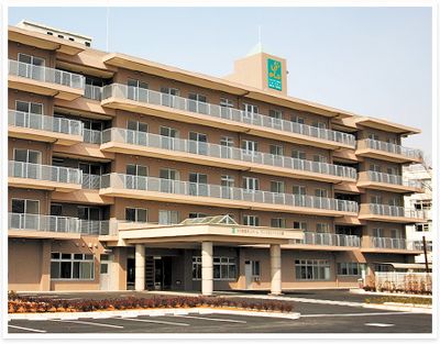 4階建ての大規模な建物外観