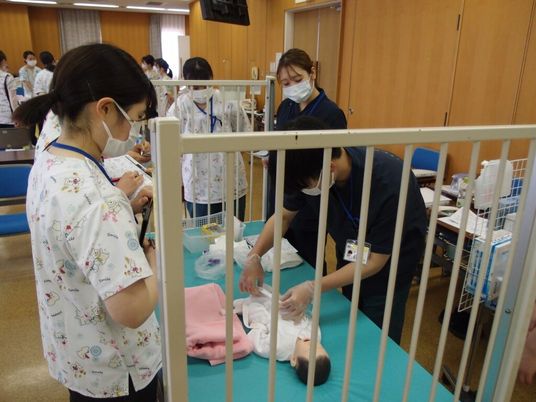 訓練中のスタッフと受講者の様子  