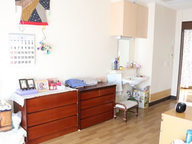 居心地の良い居室 居室 ゆったりとした空間の居室には、日用品や家具が整然と配置され、個人の趣味や好みを反映した空間作りがされています。