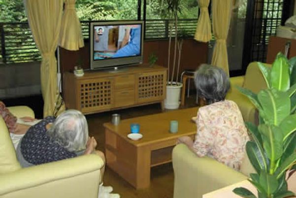 共有スペースでくつろぐ人々