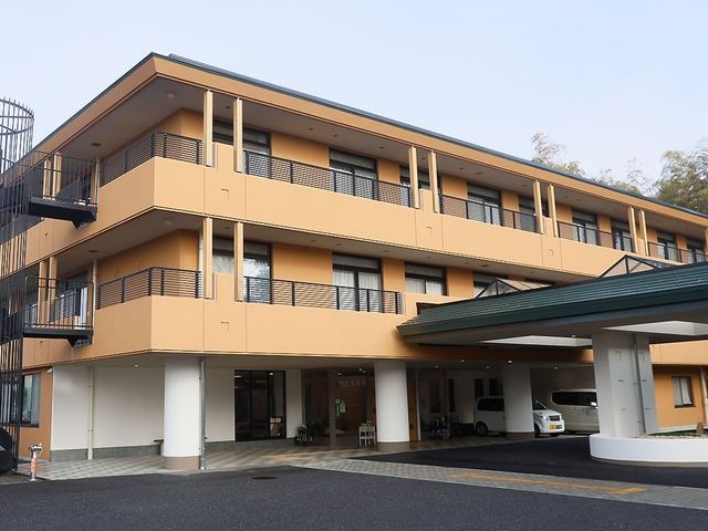 施設の外観 外観 落ち着いた色合いの建物で、車寄せのある出入口が見えます。就業前に施設の雰囲気をつかみやすい外観です。