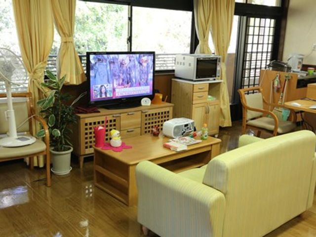 くつろぎのリビング リビング   テレビやソファが置かれたくつろぎやすい空間です。窓から光が入り、落ち着いて過ごしやすそうです。