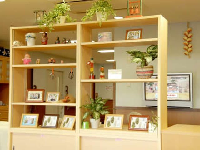温もりのある居室 居室 ぬくもりを感じる飾り棚には、個性的な小物が並び、訪れる方々に穏やかな時間を提供しています。