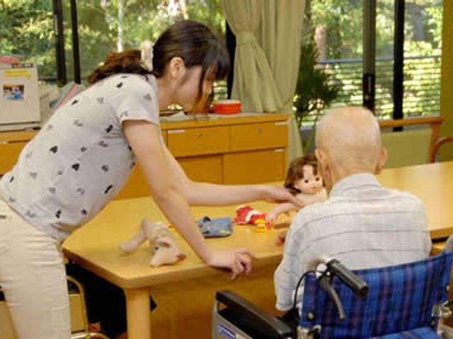 居心地の良い居室 多目的室 スタッフが笑顔で対応しており、居心地の良い雰囲気の多目的室です。車椅子の方もご一緒に楽しめる空間があります。