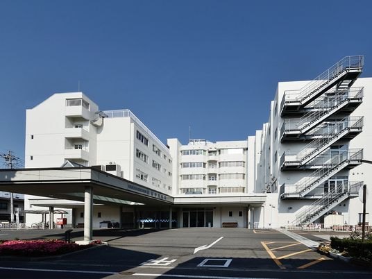 白い建物の外観  