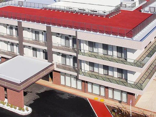 赤い屋根の建物外観  