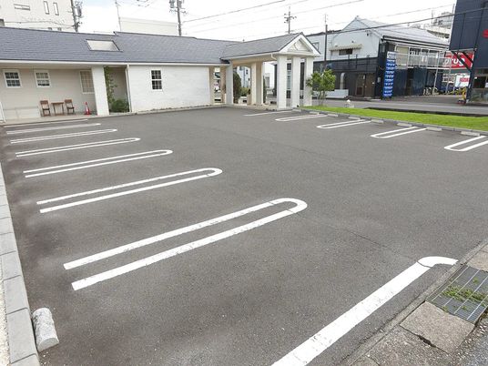 広い駐車場の外観  