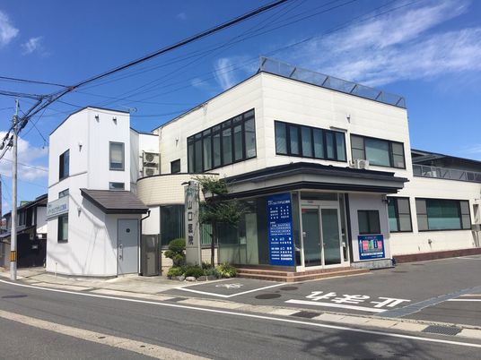 白い建物の外観  