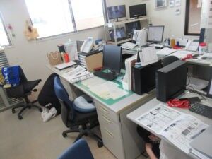 事務机が並ぶ部屋  