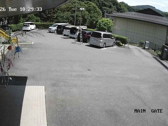 施設前の駐車場外観  