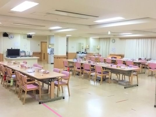 明るい食堂の室内  