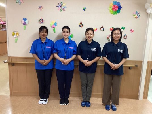 スタッフ4人の廊下  