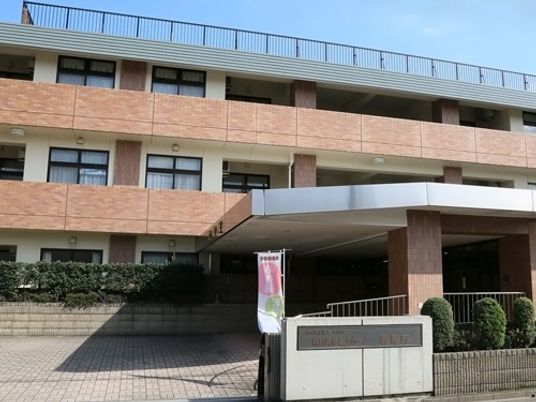 建物正面の外観  