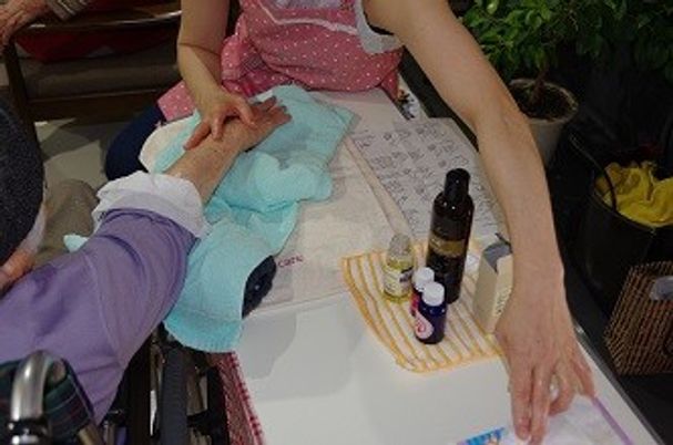指圧する手元の様子
