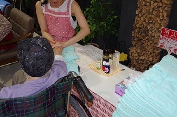 手のケアを受ける様子