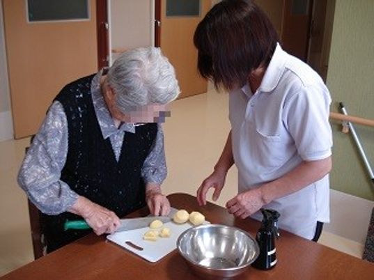 調理をする利用者と職員
