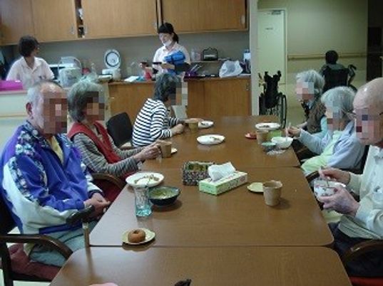 人々が集うテーブル