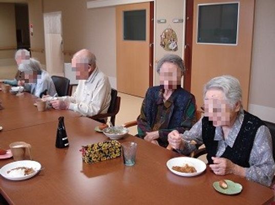 落ち着いた食事風景