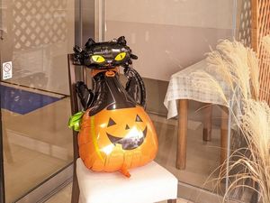 ハロウィン装飾のロビー  