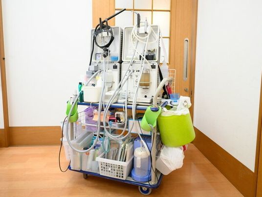 機器が並ぶ廊下  