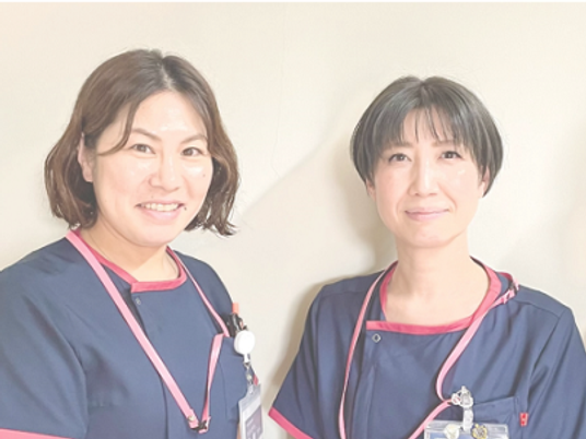 スタッフ2人の笑顔