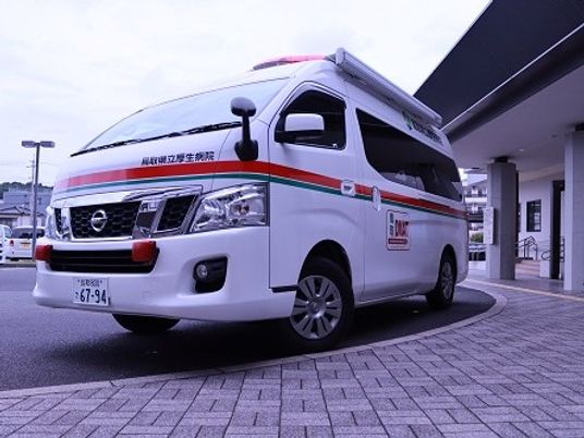 送迎車が停車する外観  