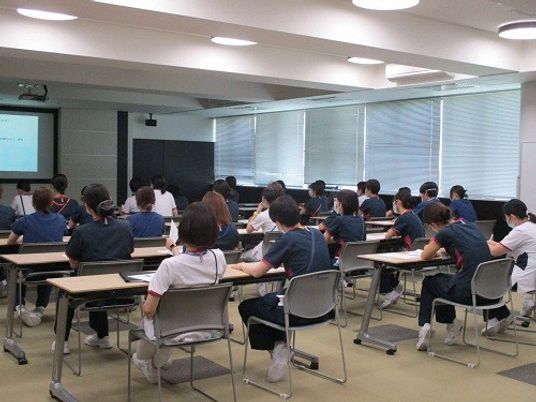 研修中のスタッフが座る多目的室  