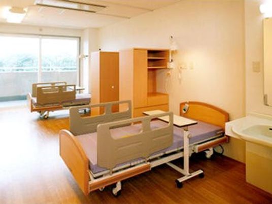 明るい居室のベッド  