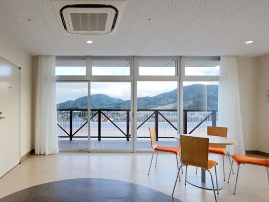 山を望む明るい食堂  
